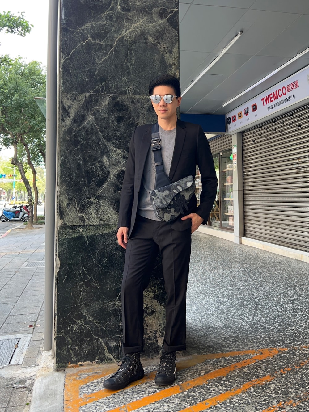 「Dior」｜「Diorのアイテム（セットアップ、ブラック系）」を使った、Curtis Wengさん（メンズ・175cm）の春コーディネートの1枚目の写真