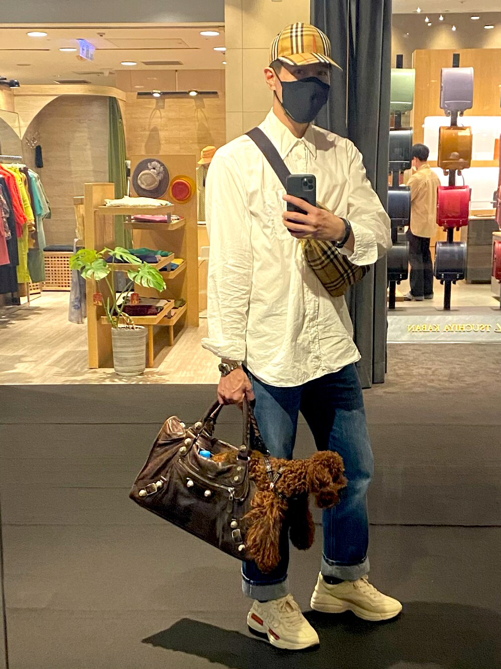 「burberry、ROLEX、BALENCIAGA、GUCCI」｜「BURBERRYのアイテム（帽子、ベージュ系）」を使った、Curtis Wengさん（メンズ・175cm）の夏コーディネートの1枚目の写真