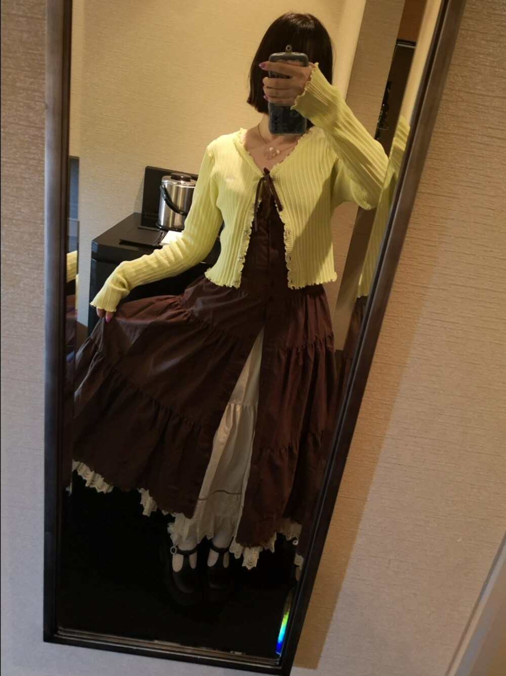「Alley by w closetの【Alley】ロゴ刺しゅうリブカーディガン（カーディガン/ボレロ、イエロー系）」を使った、駒子さん（レディース・163cm）の秋コーディネートの1枚目の写真