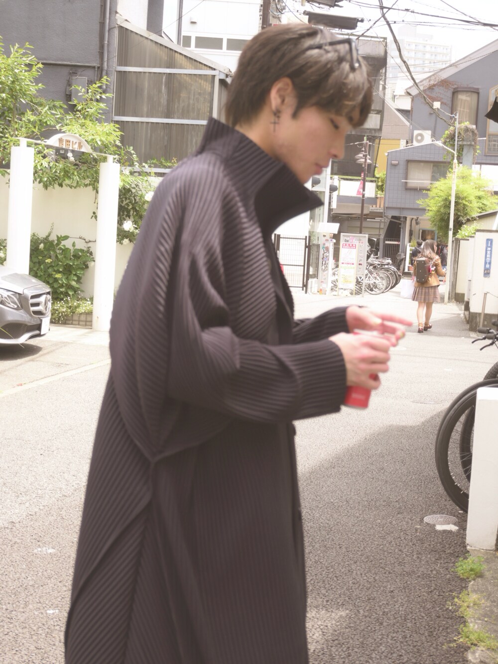 HOMME PLISSE ISSEY MIYAKEのステンカラーコートを使ったメンズ人気