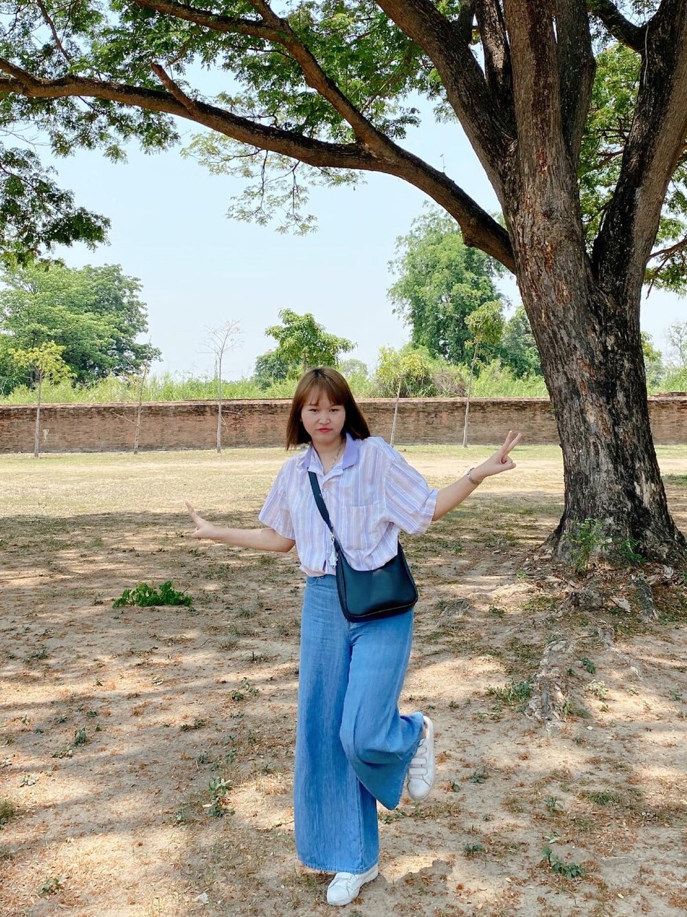 パープル系のシャツ/ブラウス、ブルー系のその他パンツを着用したレディースの夏コーディネートの1枚目の写真