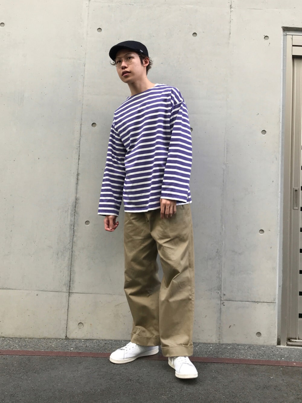 「ストリートコーデ、シンプルコーデ、ビッグシルエット、チノパン、ボーダーTシャツ、ハンチング、URBAN RESEARCH」｜「URBAN RESEARCHのアイテム（チノパンツ、ベージュ系）」を使った、Sさん（メンズ・174cm）の秋コーディネートの1枚目の写真