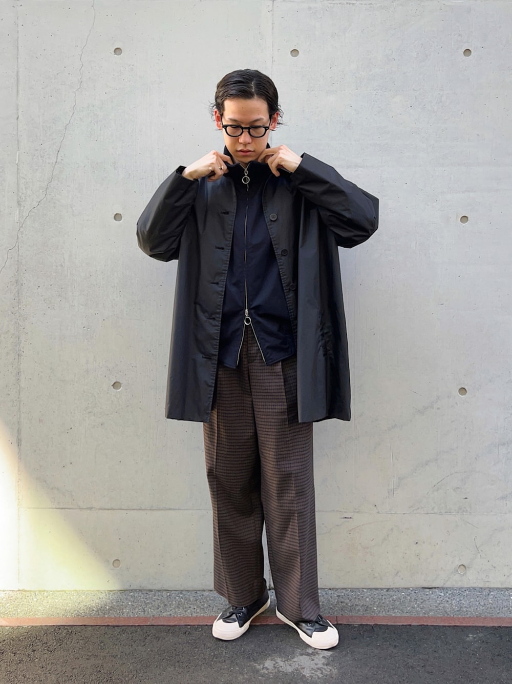 「チェック、ジャケット、秋のコーデ、スラックス、レイヤードスタイル、ワイドパンツ、URBAN RESEARCH、REPRODUCTION OF FOUND、COSEI」｜「URBAN RESEARCHのCOSEI　ZIP UP BLOUSON（ブルゾン、ブルー系）」を使った、Sさん（メンズ・174cm）の秋コーディネートの1枚目の写真