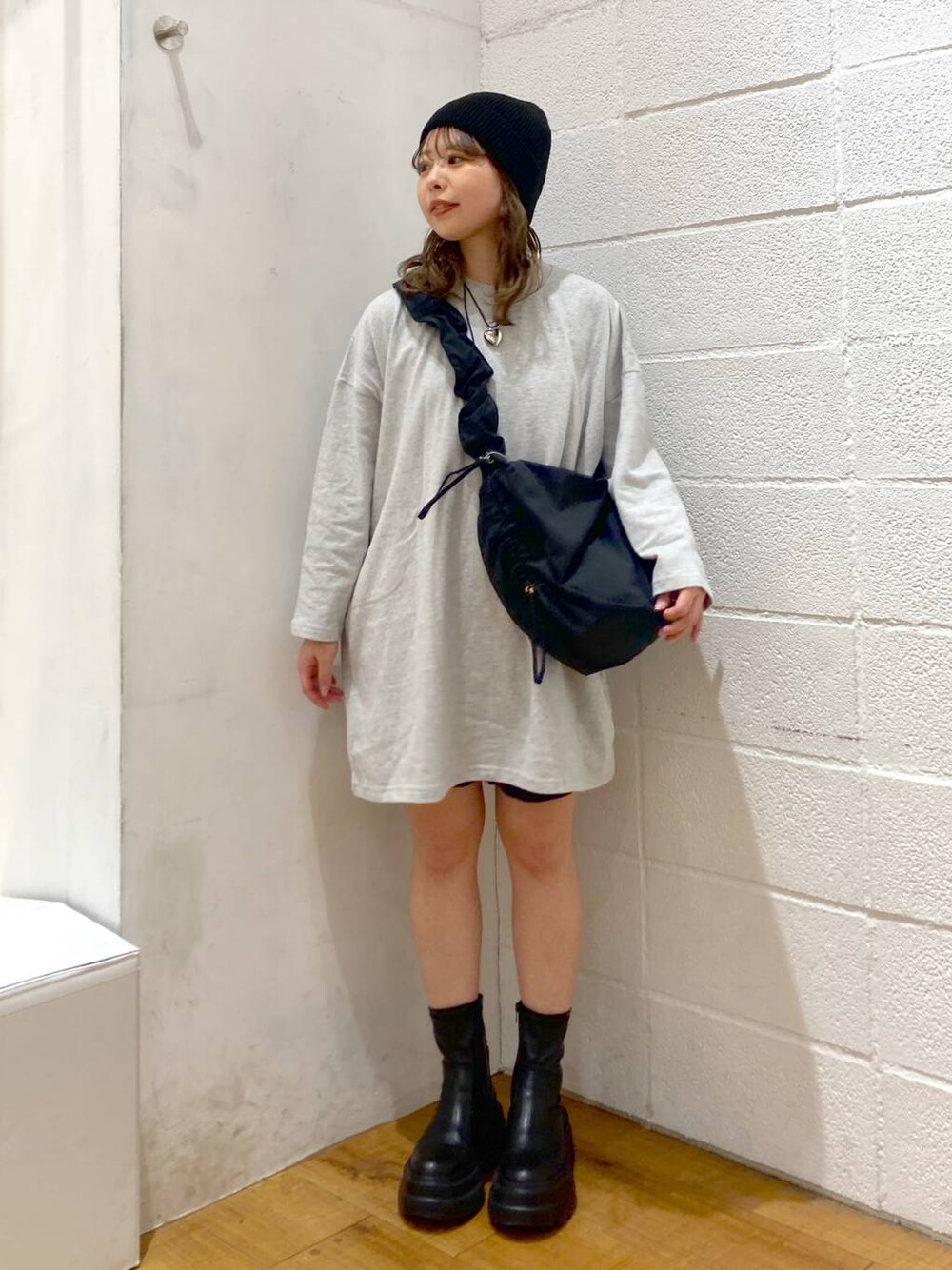 「着痩せ・細見え、差し色コーデ、LOWRYS FARM、キッズ服、キッズ、低身長」｜「LOWRYS FARMのクシュクシュショルダーＢＡＧ　967844（ショルダーバッグ、ブラック系）」を使った、yuzukiさん（レディース・153cm）の冬コーディネートの1枚目の写真