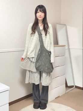 「HUG YOUR SKIN（ハグユアスキン）のアイテム（カーディガン/ボレロ、ベージュ系）」を使った、aoiさん（レディース・161cm）の春コーディネート