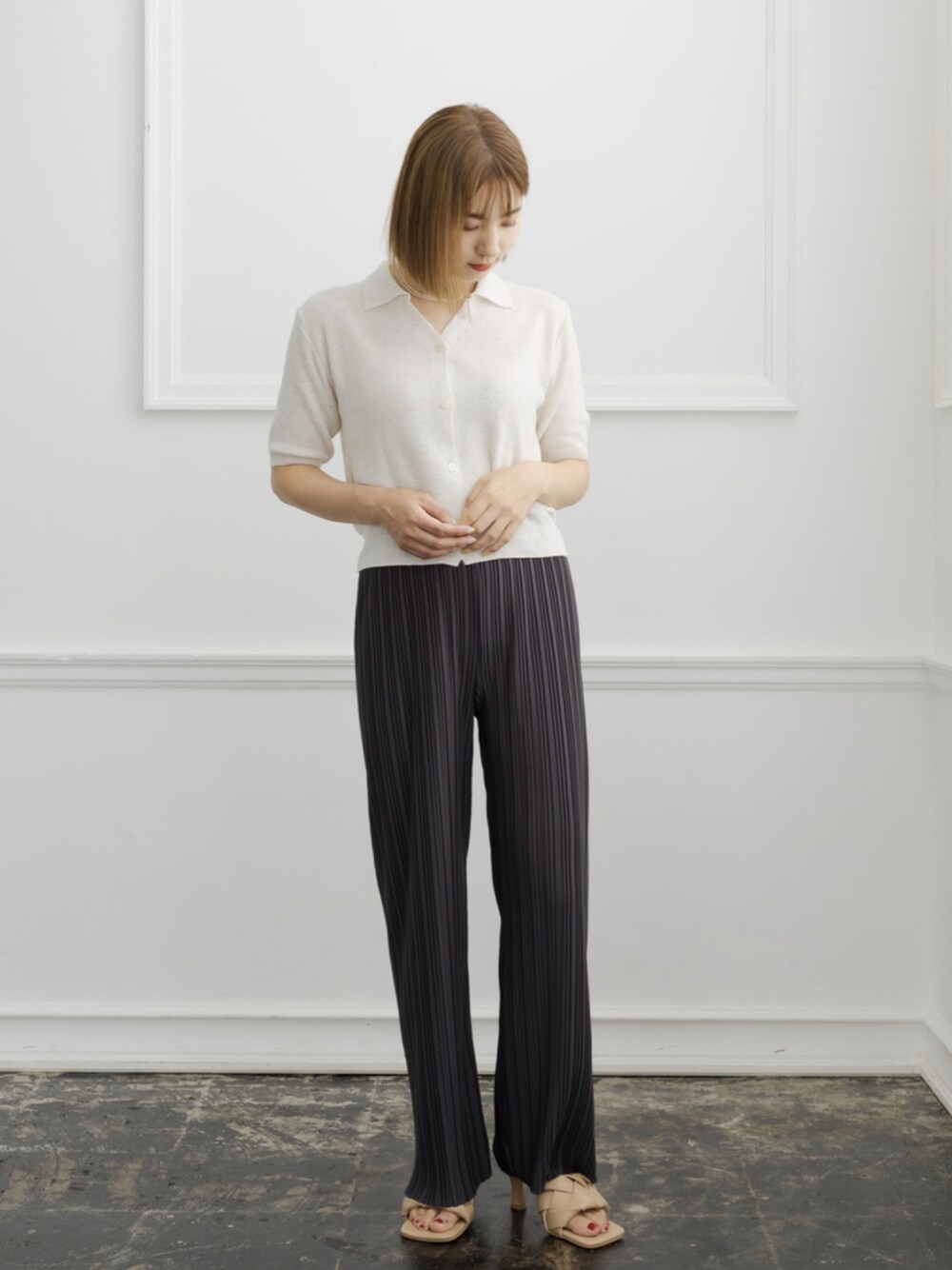 「大人カジュアル、大人コーデ、シンプル、プリーツパンツ、ショート丈トップス、オトナ女子」｜「ZAKKA-BOXの襟付きハーフスリーブニットカーディガン（カーディガン/ボレロ、ベージュ系）」を使った、ZAKKA-BOX officialさん（レディース・163cm）の夏コーディネートの1枚目の写真