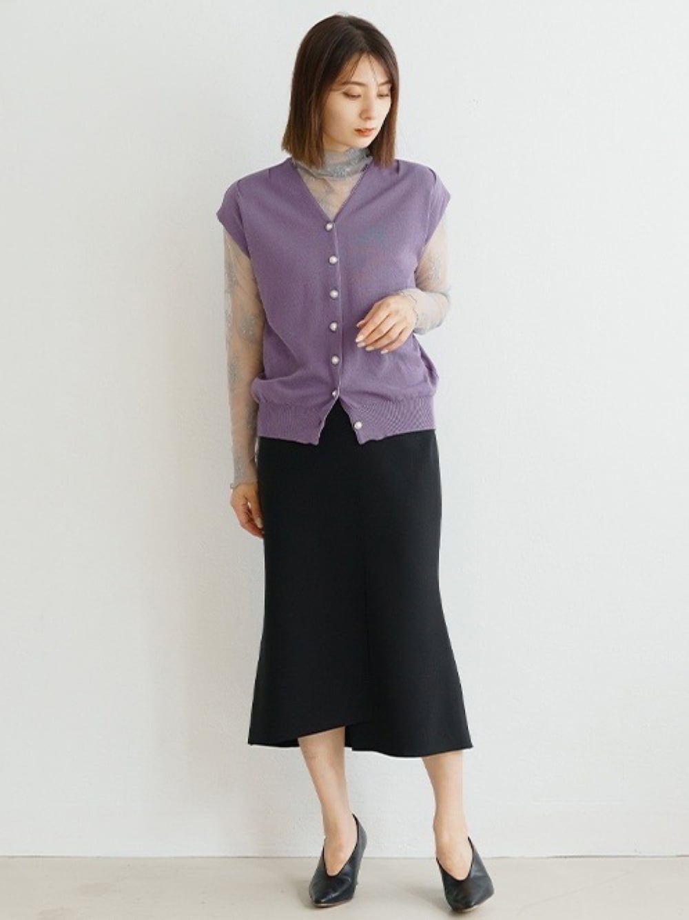 「秋コーデ、秋服準備はじめました、休日コーデ、おしゃれさんと繋がりたい、秋服、きれいめカジュアル、シンプルコーデ、オトナカジュアル、カーディガン、レーストップス、zakkabox、初秋コーデ、スカートスタイル、オトナ女子、パープルコーデ」｜「ZAKKA-BOXのパールボタン秋感じるニットカーディガン（カーディガン/ボレロ、パープル系）」を使った、ZAKKA-BOX officialさん（レディース・163cm）の秋コーディネートの1枚目の写真