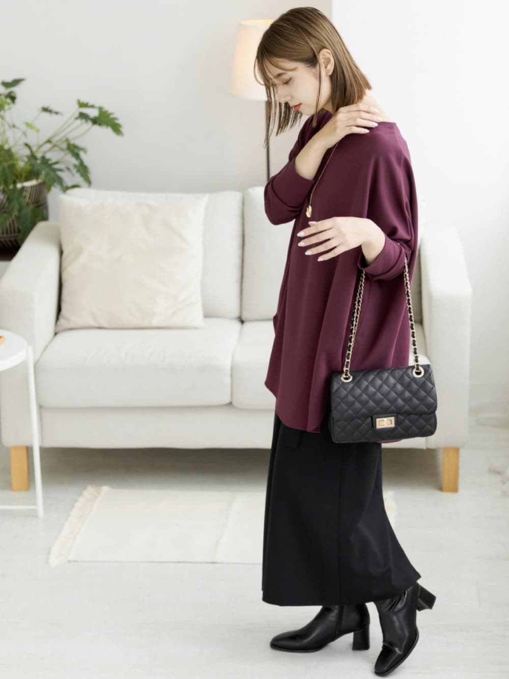 「ブーツ、シンプル、ショルダーバッグ、秋のコーデ、大人カジュアル、大人コーデ、ootd、秋カラー、秋冬コーデ、zakkabox」｜「ZAKKA-BOXのポンチョプルオーバー（Tシャツ/カットソー、レッド系）」を使った、ZAKKA-BOX officialさん（レディース・163cm）の秋コーディネートの1枚目の写真