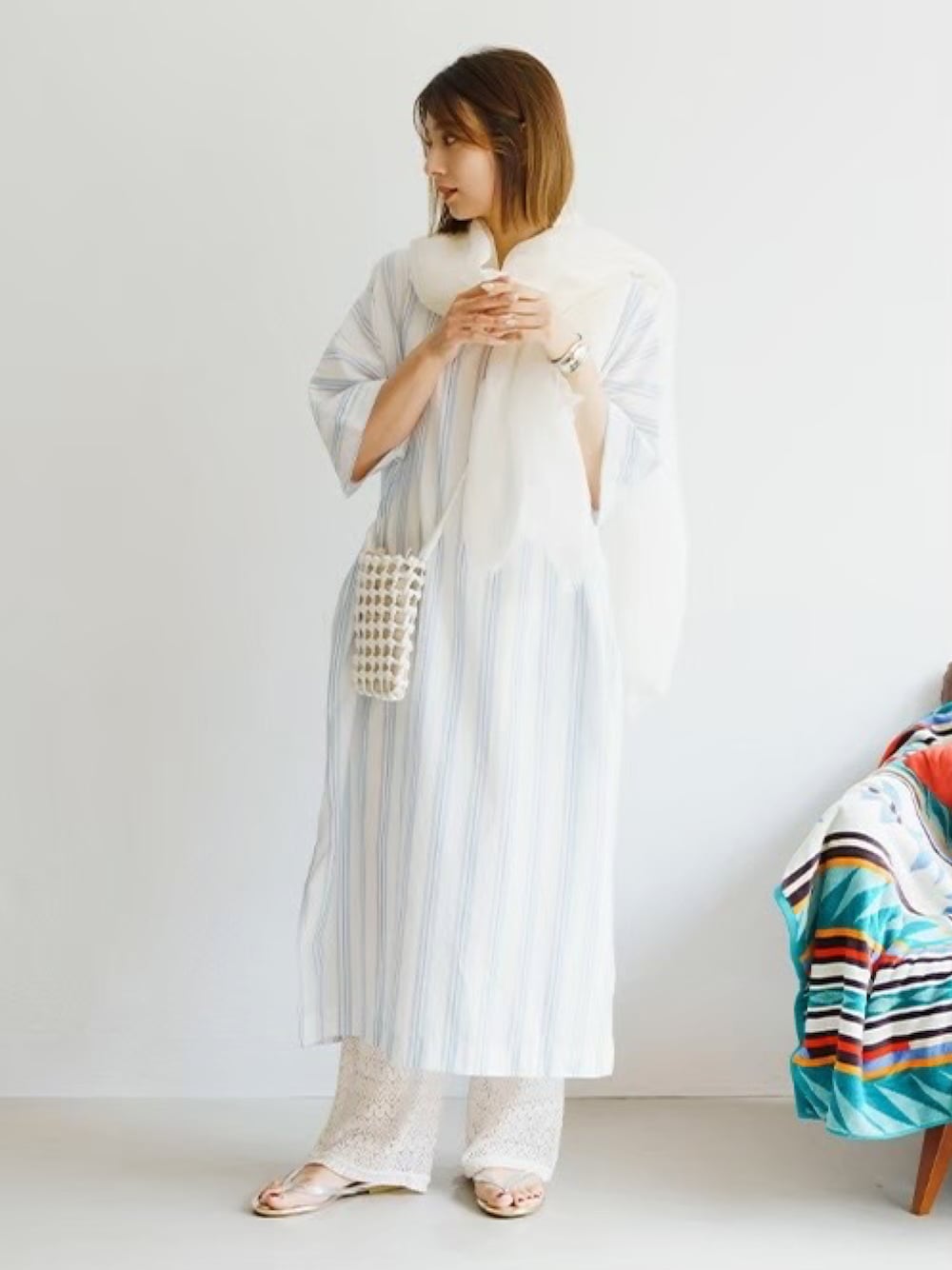 「きれいめカジュアル、カジュアル、ゆるコーデ、オトナカジュアル、オトナカワイイ、夏、リラックススタイル、夏コーデ、ビーチサンダル、ストール、zakkabox、ワンピース、ワンピースコーデ」｜「ZAKKA-BOXのコットンストライプゆるワンピース（シャツワンピース、ブルー系）」を使った、ZAKKA-BOX officialさん（レディース・163cm）の夏コーディネートの1枚目の写真