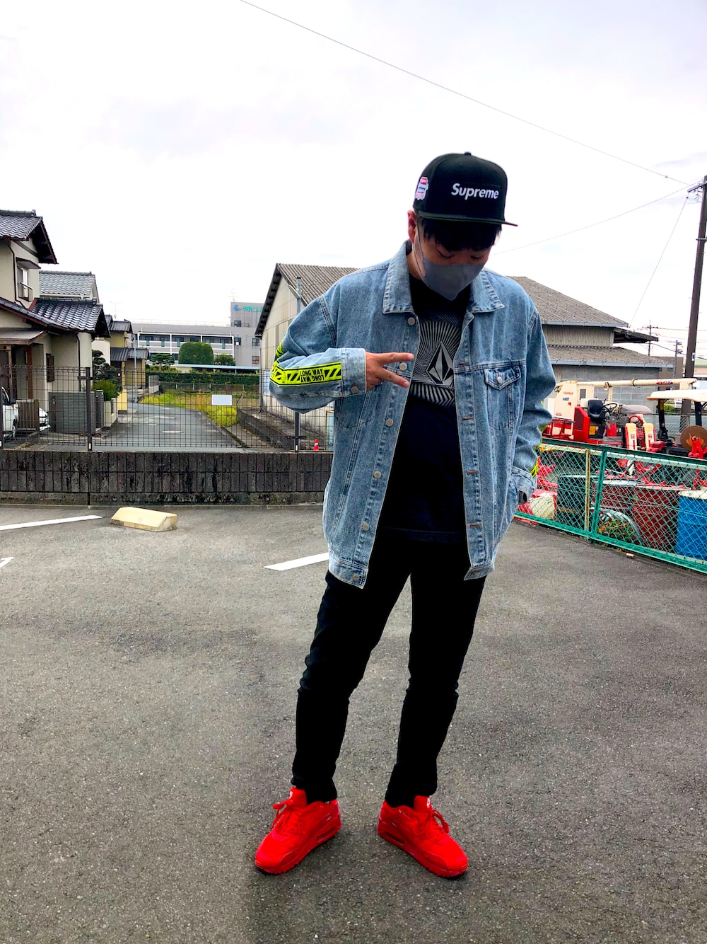 「VOLCOMのアイテム（Tシャツ/カットソー、ブラック系）」を使った、tassyさん（メンズ・171cm）の秋コーディネートの1枚目の写真