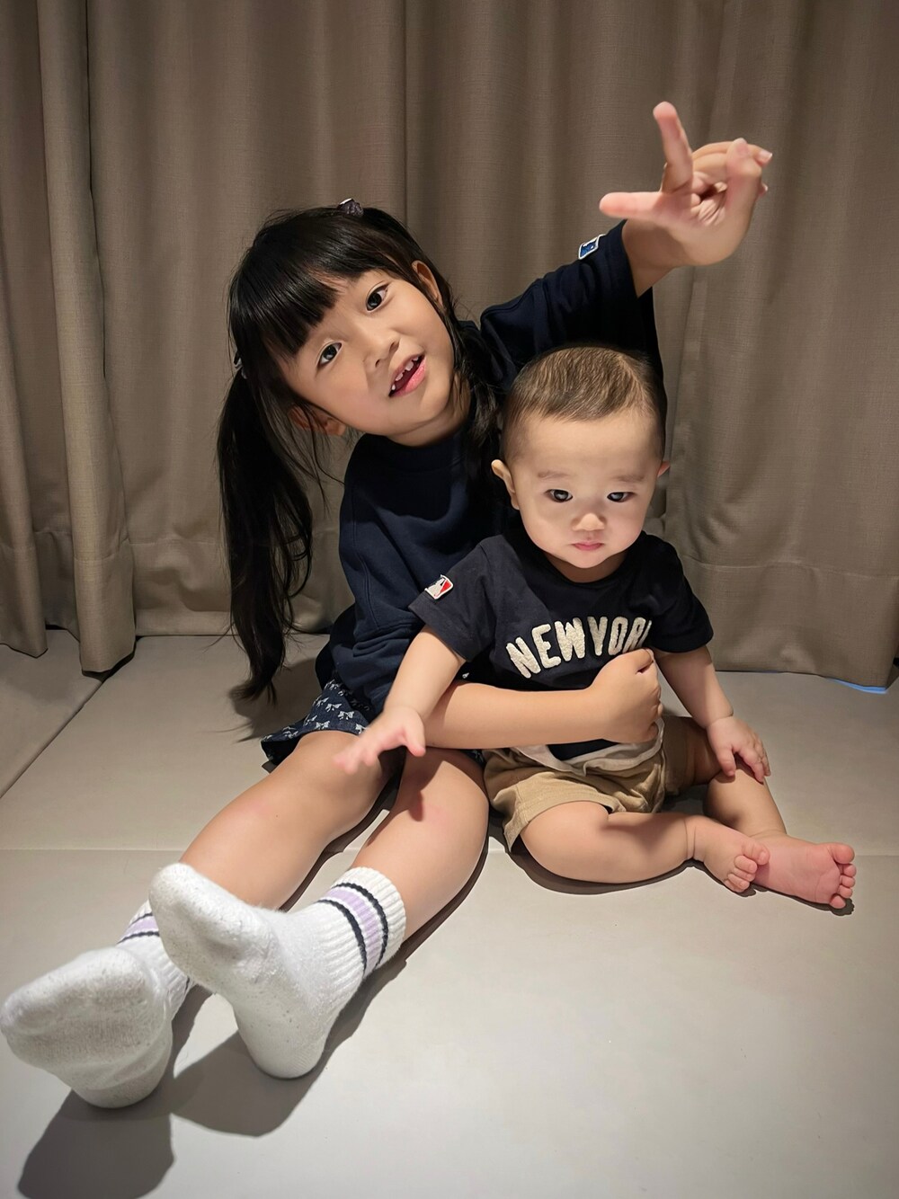 「MLBコラボ、カワイイ、姉弟コーデ」｜「petit mainのアイテム（つなぎ/オールインワン、ブルー系）」を使った、𝒮さん（キッズ・60cm）の春コーディネートの1枚目の写真
