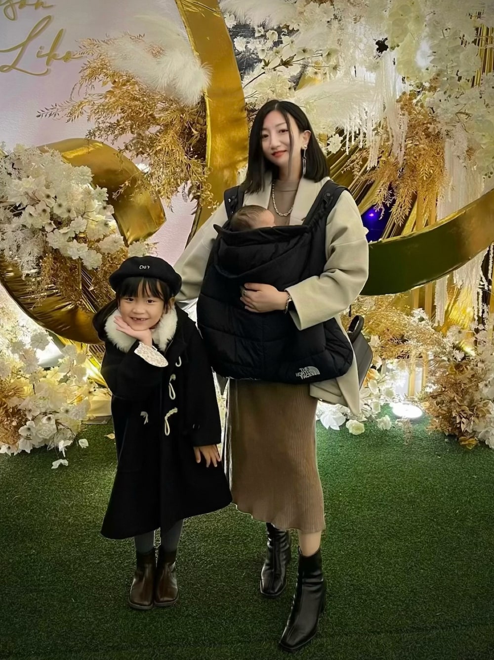 「おでかけスタイル、親子コーデ、冬コーデ、キッズ、キッズファッション」｜「THE NORTH FACEのTHE NORTH FACE BABY COMPACT CARRIER / ザ・ノース・フェイス ベイビーコンパクトキャリアー / 抱っこひも（抱っこ紐/ベルトカバー/スリング、ブラック系）」を使った、𝒮さん（キッズ・80cm）の冬コーディネートの1枚目の写真