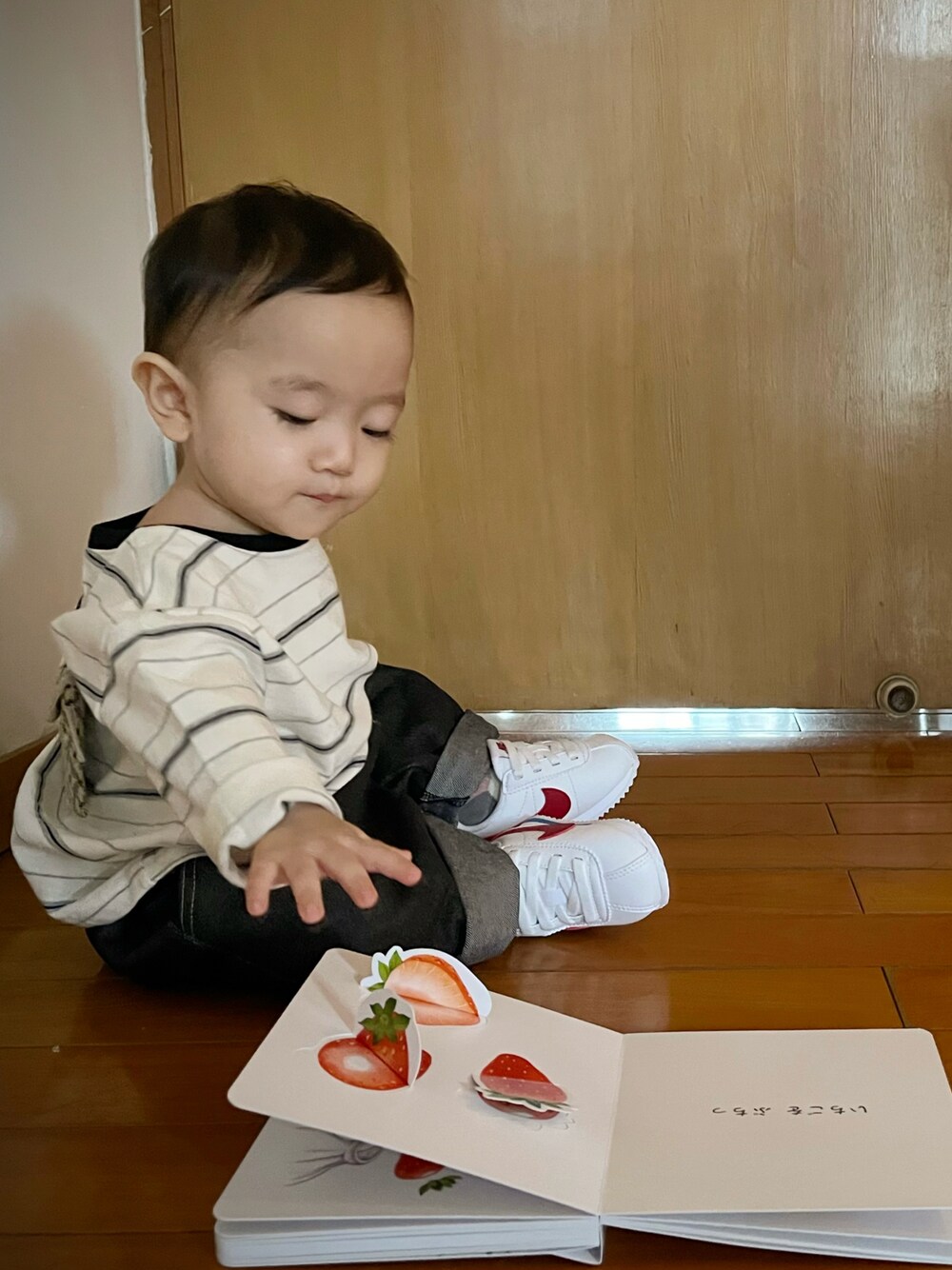 ホワイト系のTシャツ/カットソー、ホワイト系のスニーカーを着用したレディースの秋コーディネートの1枚目の写真