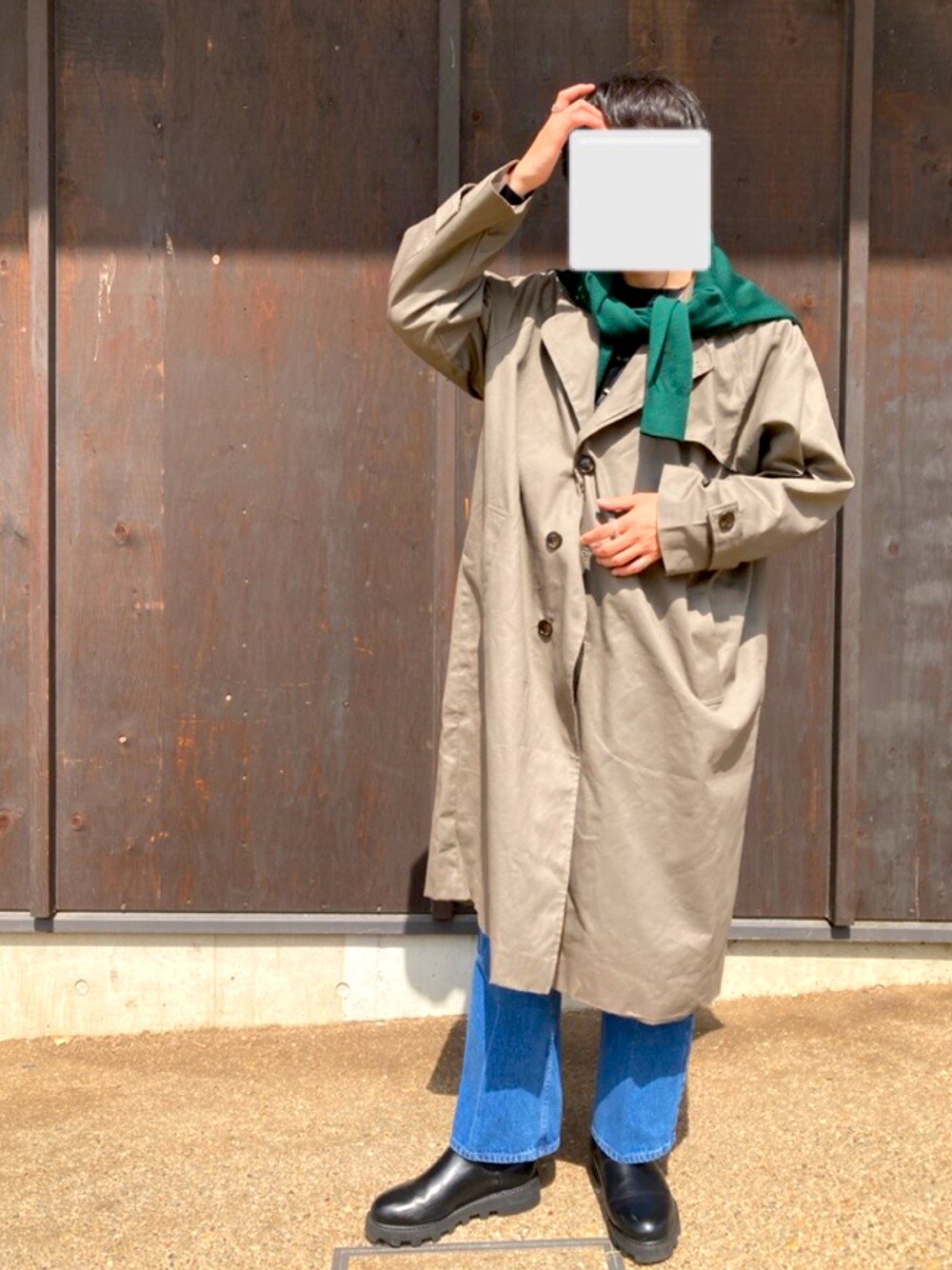 ブラック系のブーツ、ブルー系のデニムパンツ、ブラウン系のトレンチコートを着用したメンズの春コーディネートの1枚目の写真