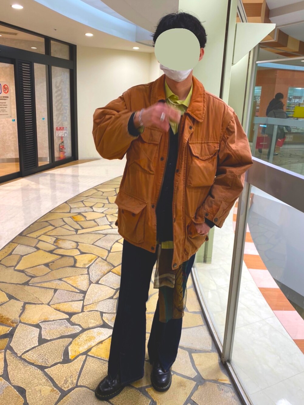 ブラック系のドレスシューズ、ブルー系のデニムパンツ、グレー系のニット/セーターを着用したメンズの冬コーディネートの1枚目の写真