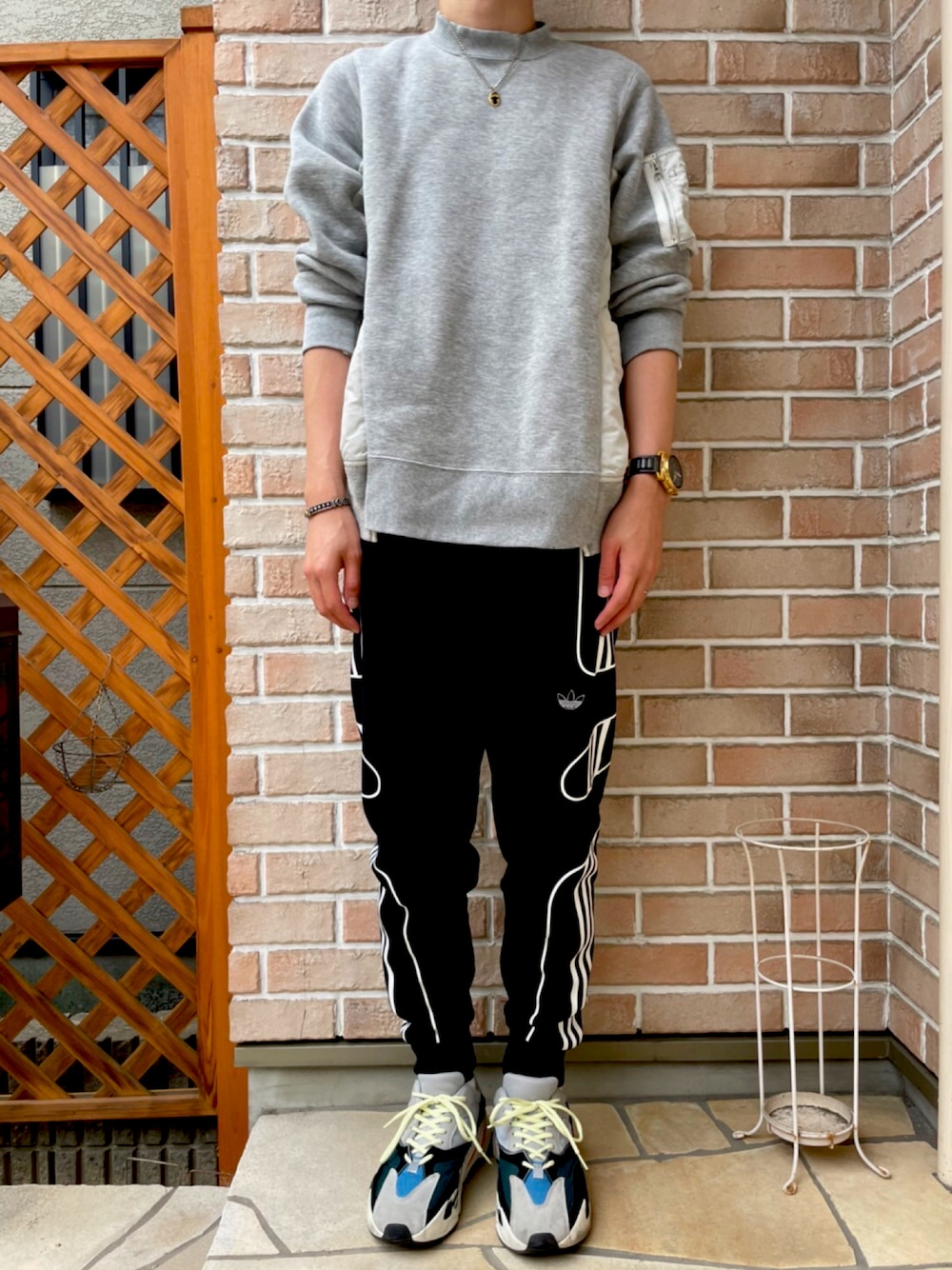「UVERworld、sacai、adidas、yeezy、シャフリーバル、カジュアル、スウェット、スニーカー、バングル、ラインパンツ」｜「SacaiのSacai Oversized Nylon-Panelled Loopback Cotton-Blend Jersey Sweatshirt（スウェット、グレー系）」を使った、かジきマぐロさん（メンズ・178cm）の秋コーディネートの1枚目の写真