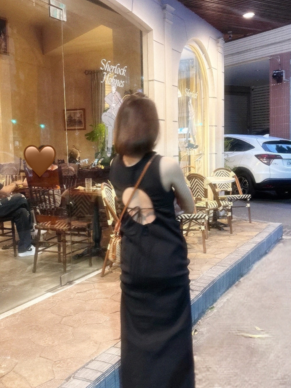 ホワイト系のワンピース、ブラウン系のショルダーバッグを着用したレディースの秋コーディネートの1枚目の写真