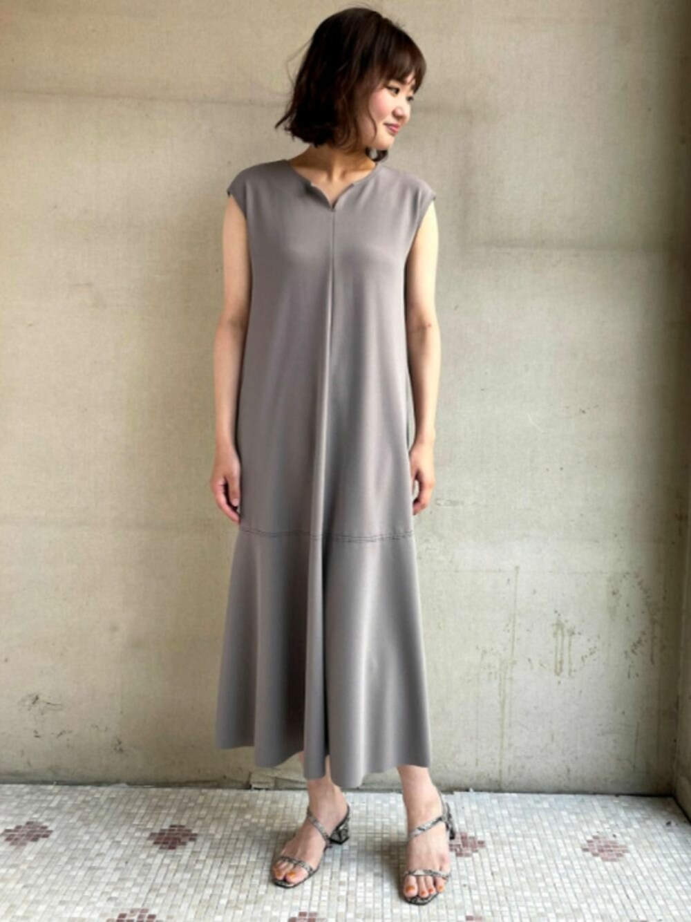 「ワンピース、ラクチンコーデ、オトナ女子、ワンマイルウェア、着回し抜群、ブラウン、ロングワンピース、キレイめ、エウクレイド、EUCLAID」｜「EUCLAIDのニットジョーゼットフレアワンピース（ワンピース、ブラウン系）」を使った、EIさん（レディース・167cm）の夏コーディネートの1枚目の写真
