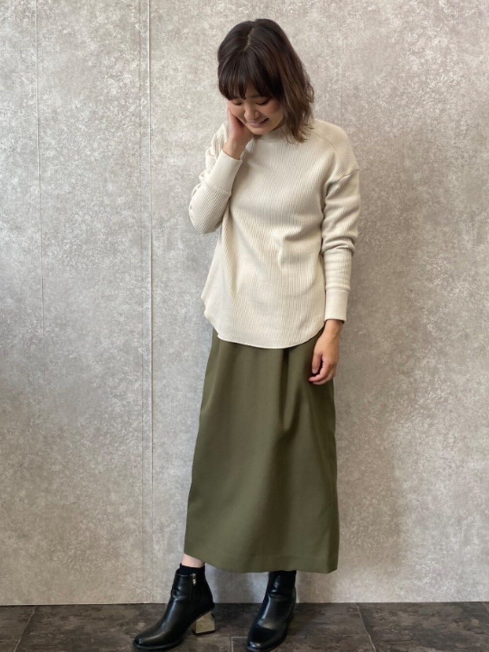 「シンプルコーデ、休日コーデ、オトナカジュアル、大人女子、ショートブーツ、カーキ、タイトスカート、カットソー、スカート、エウクレイド、EUCLAID」｜「EUCLAIDの【Aya×EUCLAID】バイカラーリラックススカート（スカート、グリーン系）」を使った、EIさん（レディース・167cm）の秋コーディネートの1枚目の写真