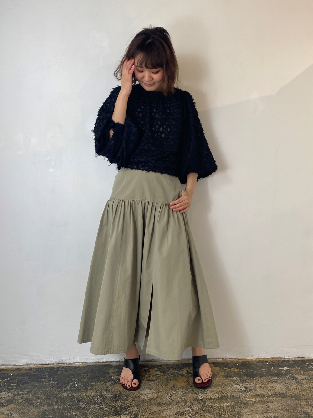 「ジャガード、ブラウス、フレアスカート、カーキ×黒、オトナ女子、楽チンコーデ、お出かけコーデ、秋先取りコーデ、秋、初秋コーデ、秋服コーデ、大人可愛い、オフィスカジュアル、EUCLAID」｜「EUCLAIDの切替ギャザースカート（スカート、グリーン系）」を使った、EIさん（レディース・167cm）の夏コーディネートの1枚目の写真