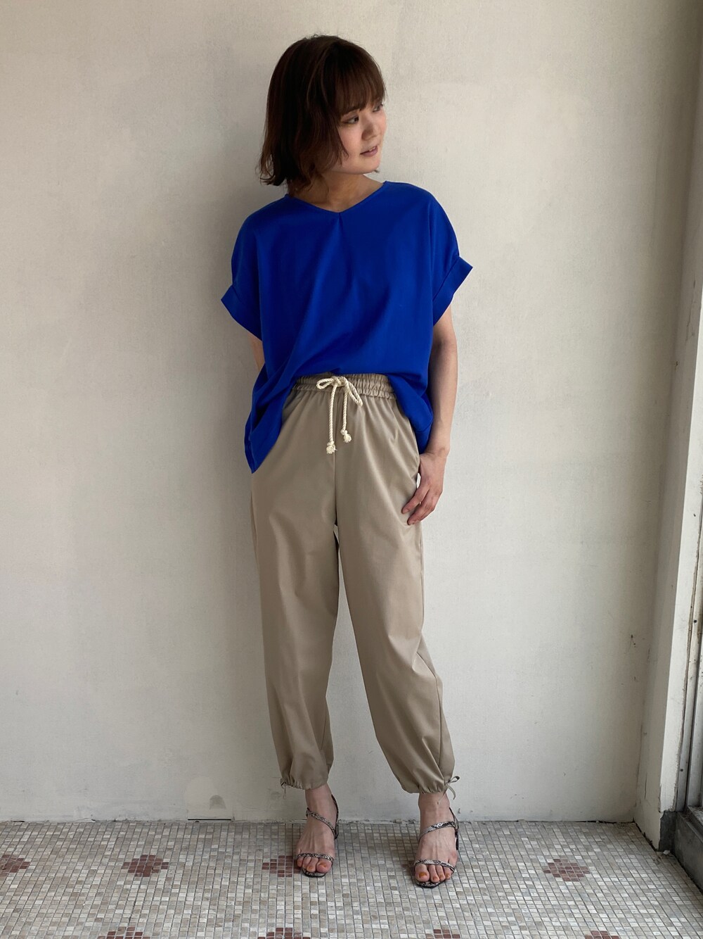 「ブルー、カットソー、夏コーデ、シンプルコーデ、オトナ女子、夏、サンダルコーデ、パンツスタイル、ワークパンツ、カラー×コーデ、ラクチンコーデ、高身長女子、ビッグシルエット、エウクレイド、EUCLAID」｜「EUCLAIDの後ろタックボックスカットソー（Tシャツ/カットソー、ブルー系）」を使った、EIさん（レディース・167cm）の夏コーディネートの1枚目の写真