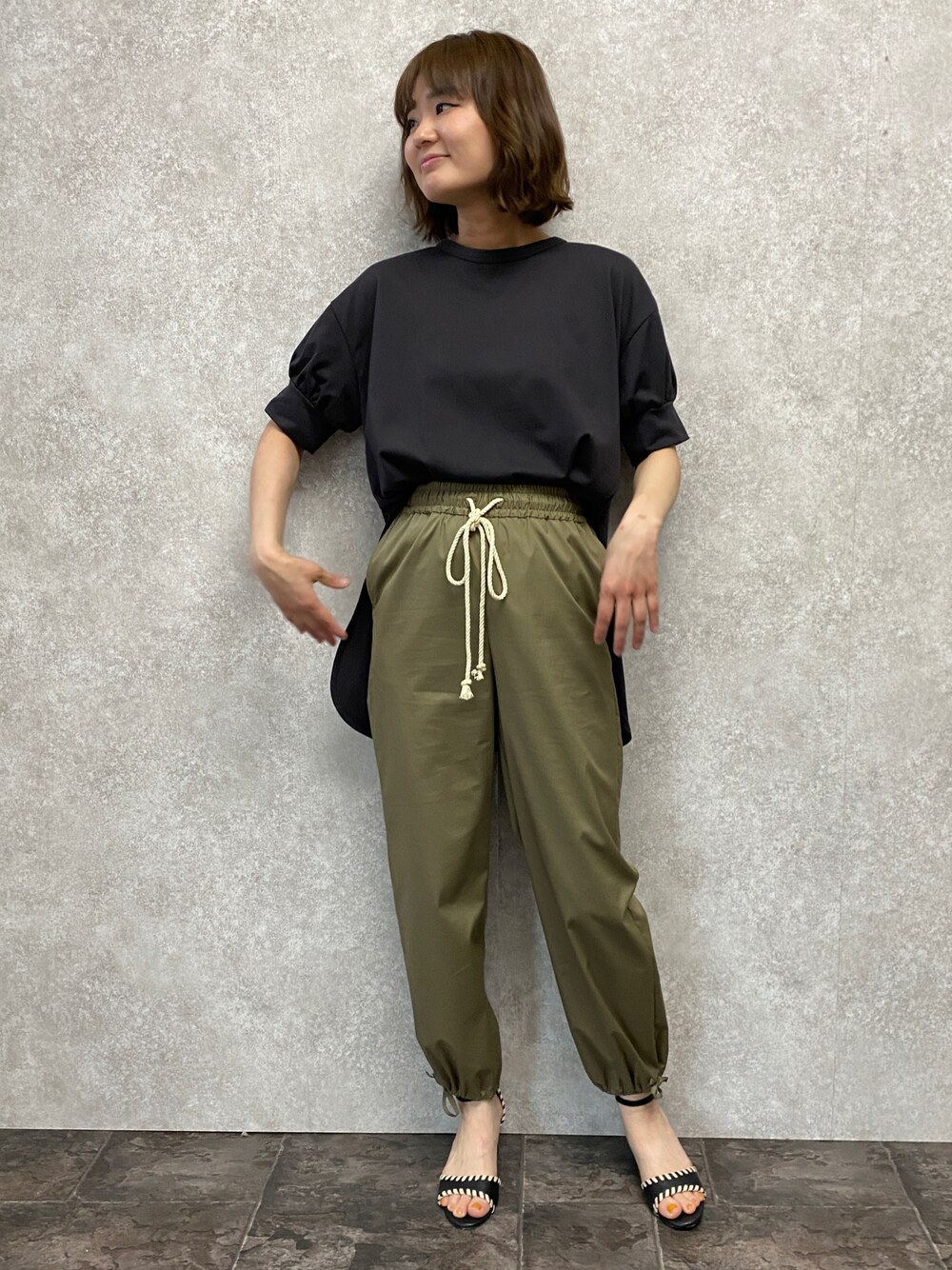 「オトナ女子、夏コーデ、パンツスタイル、ワークパンツ、カットソー、大人カジュアル、ブラックコーデ、高身長女子、エウクレイド、EUCLAID」｜「EUCLAIDの裾絞りイージーパンツ（その他パンツ、グリーン系）」を使った、EIさん（レディース・167cm）の夏コーディネートの1枚目の写真