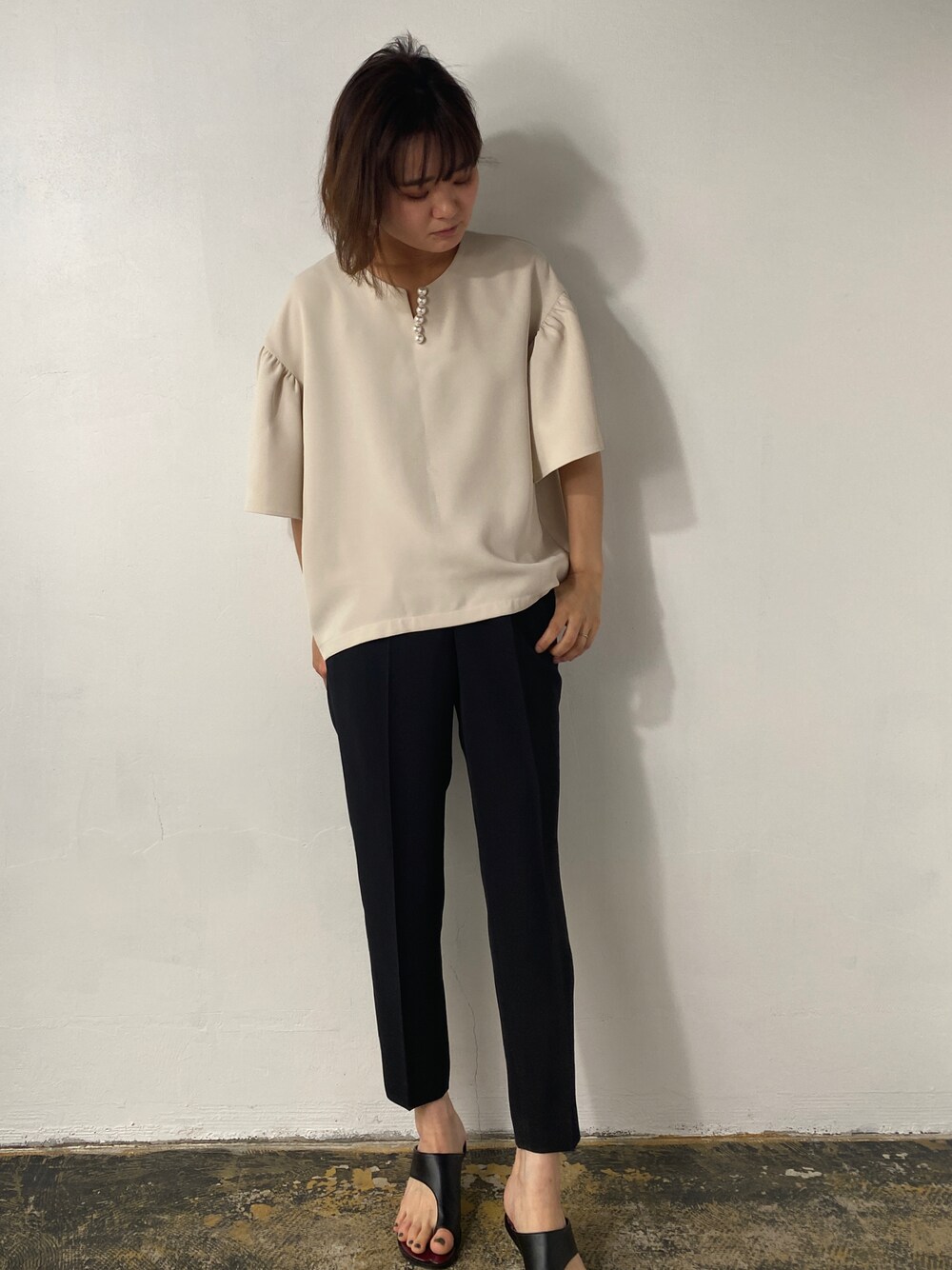 「春服、春服デビュー宣言、着回しコーデ、春服みてみて、パンツコーデ、テーパードパンツ、パール付きトップス、ブラウス、キレイめコーデ、大人可愛い、EUCLAID」｜「EUCLAIDのダブルクロスブラウス（シャツ/ブラウス、ホワイト系）」を使った、EIさん（レディース・167cm）の春コーディネートの1枚目の写真