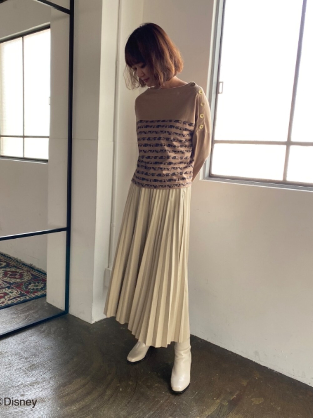 「大人カジュアル、冬コーデ、きれいめカジュアル、レザースカート、プリーツスカート、ベージュコーデ、ボーダートップス、着回しコーデ、スカート、エウクレイド」｜「EUCLAIDのフェイクレザープリーツスカート（スカート、ベージュ系）」を使った、EIさん（レディース・167cm）の冬コーディネートの1枚目の写真
