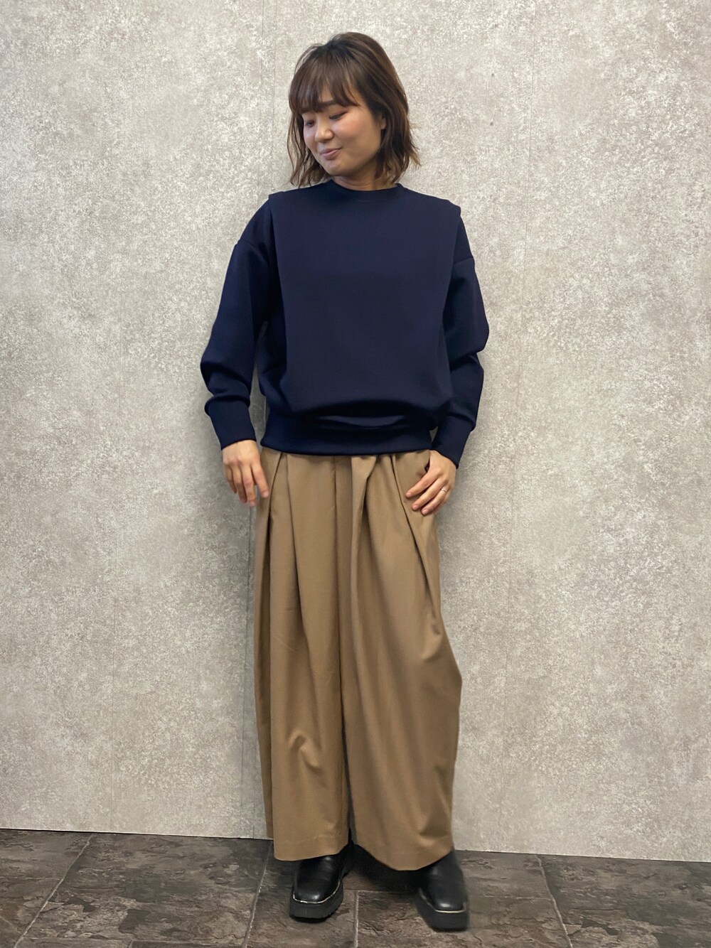 「スウェット、ワイドパンツ、冬コーデ、カジュアルコーデ、シンプルスタイル、きれいめカジュアル、お洒落さんとつながりたい、シンプル、大人カジュアル、ママファッション、EUCLAID」｜「EUCLAIDのハイウエストタックワイドパンツ（その他パンツ、ベージュ系）」を使った、EIさん（レディース・167cm）の秋コーディネートの1枚目の写真