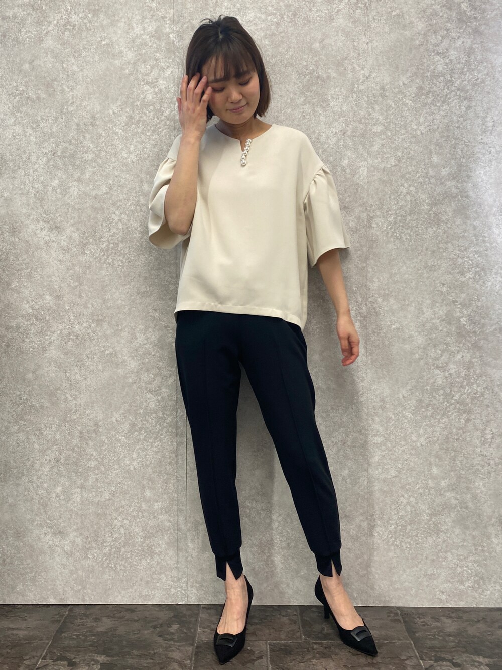 「パール付きトップス、春服、春服デビュー宣言、着回しコーデ、春服コーデ、春服みてみて、ジョガーパンツ、大人可愛い、キレイめコーデ、EUCLAID」｜「EUCLAIDのダブルクロスブラウス（シャツ/ブラウス、ホワイト系）」を使った、EIさん（レディース・167cm）の春コーディネートの1枚目の写真