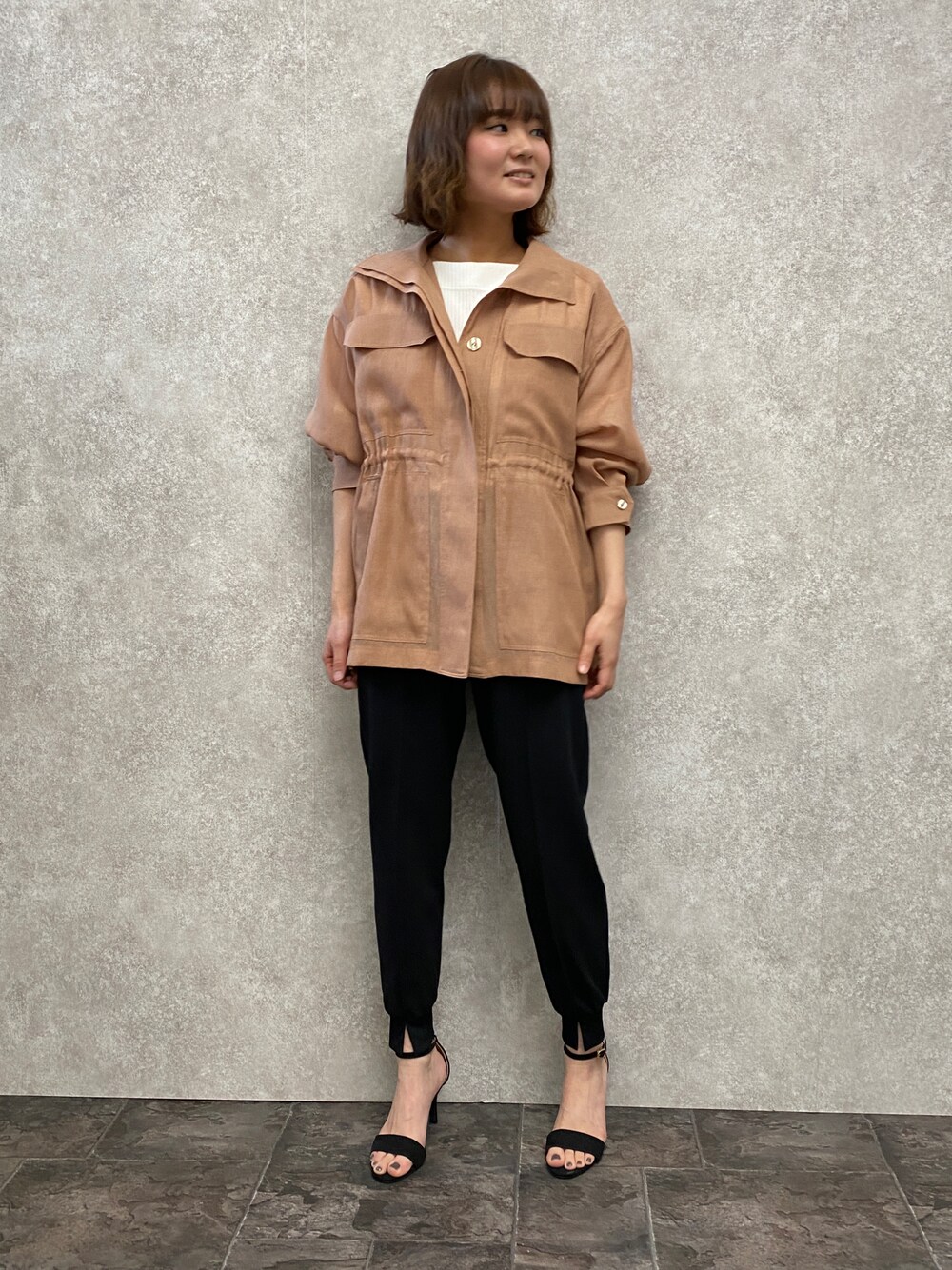 「シンプルコーデ、休日スタイル、お出かけコーデ、はるコーデ、シアーシャツ、シアー、きれいめカジュアル、春服、レイヤードスタイル、ゆるコーデ、ジョガーパンツ、シアートップス、EUCLAID」｜「EUCLAIDのダブルクロススリットジョガーパンツ（その他パンツ、ブラック系）」を使った、EIさん（レディース・167cm）の春コーディネートの1枚目の写真