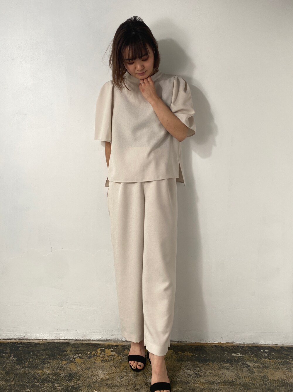 「セットアップ、ホワイトコーデ、パンツスタイル、バンドカラーシャツ、ブラウス、春コーデ、大人女子、きれいめコーディネート、EUCLAID」｜「EUCLAIDのリネンライクバンドカラーブラウス（シャツ/ブラウス、ホワイト系）」を使った、EIさん（レディース・167cm）の冬コーディネートの1枚目の写真