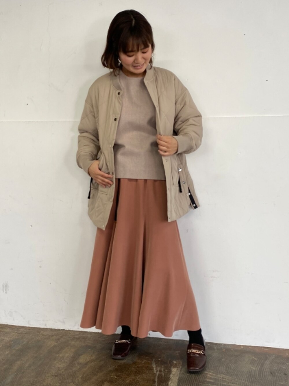 「大人カジュアル、冬コーデ、きれいめカジュアル、大人コーデ、フレアスカート、コート、キレイめ、マーメイドスカート、オトナ女子、エウクレイド」｜「EUCLAIDの圧縮ウール裾タックプルオーバー（Tシャツ/カットソー、ベージュ系）」を使った、EIさん（レディース・167cm）の冬コーディネートの1枚目の写真