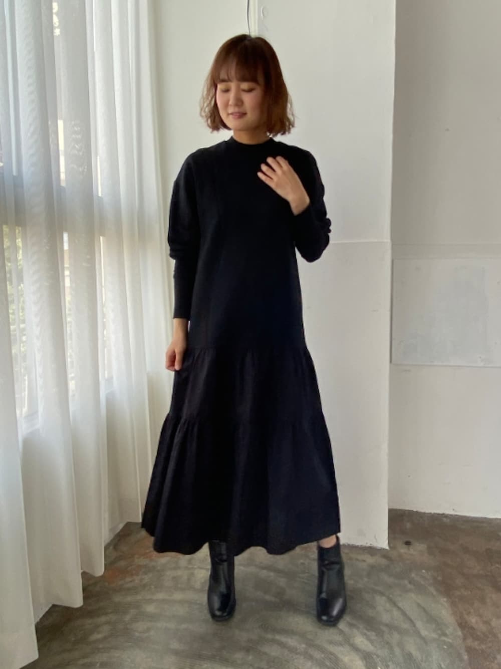 「ブラック、オールブラック、ワンピース、ロングワンピース、シンプルコーデ、オトナカジュアル、お出かけコーデ、ブラックコーデ、エウクレイド、EUCLAID」｜「EUCLAIDの【her EUCLAID】異素材切替ティアードワンピース（ワンピース、ブラック系）」を使った、EIさん（レディース・167cm）の秋コーディネートの1枚目の写真