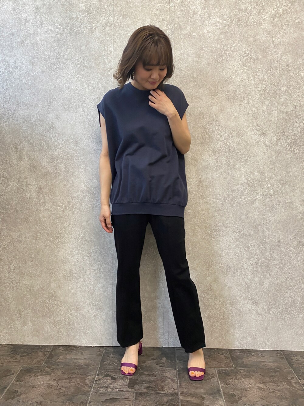 「フレアパンツ、モノトーン、夏コーデ、シンプルコーデ、カジュアルコーデ、スラックス、モノトーンコーデ、ブラック、モード、エウクレイド、EUCLAID」｜「EUCLAIDの【her EUCLAID】ミニウラケリラックスプルオーバー（Tシャツ/カットソー、グレー系）」を使った、EIさん（レディース・167cm）の夏コーディネートの1枚目の写真