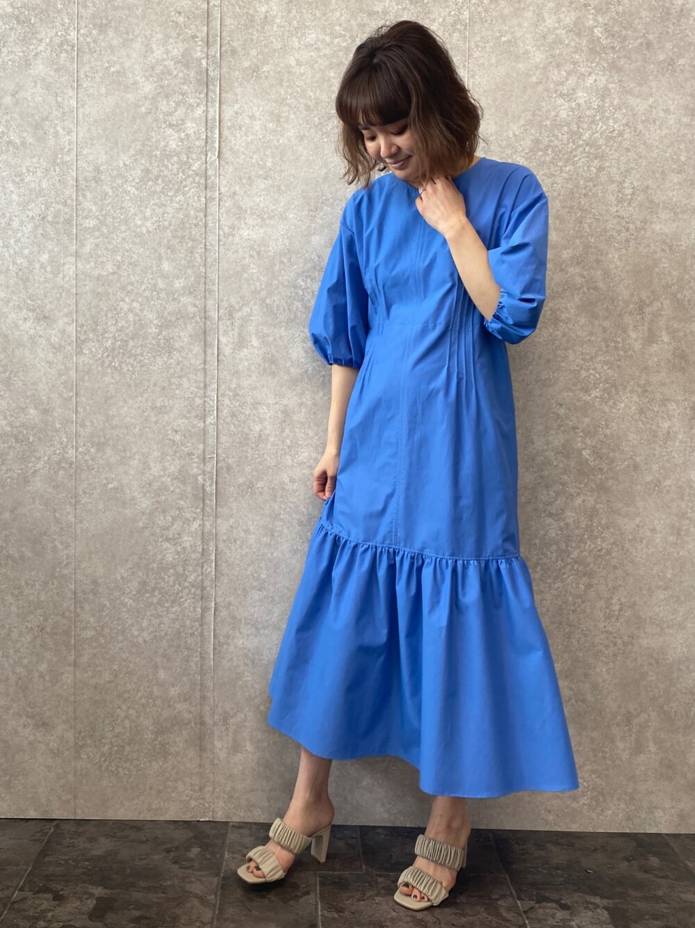 「夏コーデ、夏ファッション、シンプルコーデ、ワンピース、ブルー、サンダルコーデ、休日スタイル、大人可愛い、リゾートスタイル、EUCLAID」｜「EUCLAIDのウエストタックフレアワンピース（ワンピース、ブルー系）」を使った、EIさん（レディース・167cm）の夏コーディネートの1枚目の写真