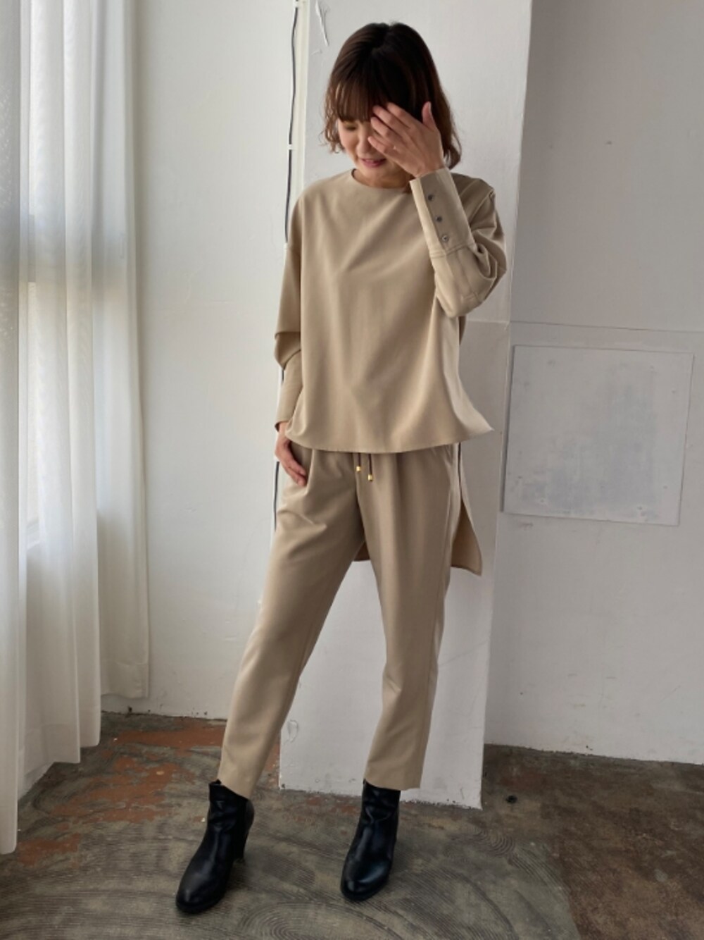 「秋コーデ、セットアップ、シンプルコーデ、オトナ女子、ビッグシルエット、ベージュ、通勤コーデ、高身長コーデ、おしゃれさんと繋がりたい、EUCLAID」｜「EUCLAIDのウエストギャザーリラックスパンツ（その他パンツ、ベージュ系）」を使った、EIさん（レディース・167cm）の秋コーディネートの1枚目の写真