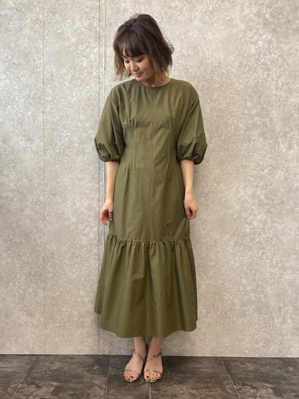 「大人カジュアル、夏コーデ、楽チンコーデ、ワンピース、カーキ、お出かけコーデ、シンプル、キレイめ、EUCLAID」｜「EUCLAIDのウエストタックフレアワンピース（ワンピース、グリーン系）」を使った、EIさん（レディース・167cm）の夏コーディネートの1枚目の写真