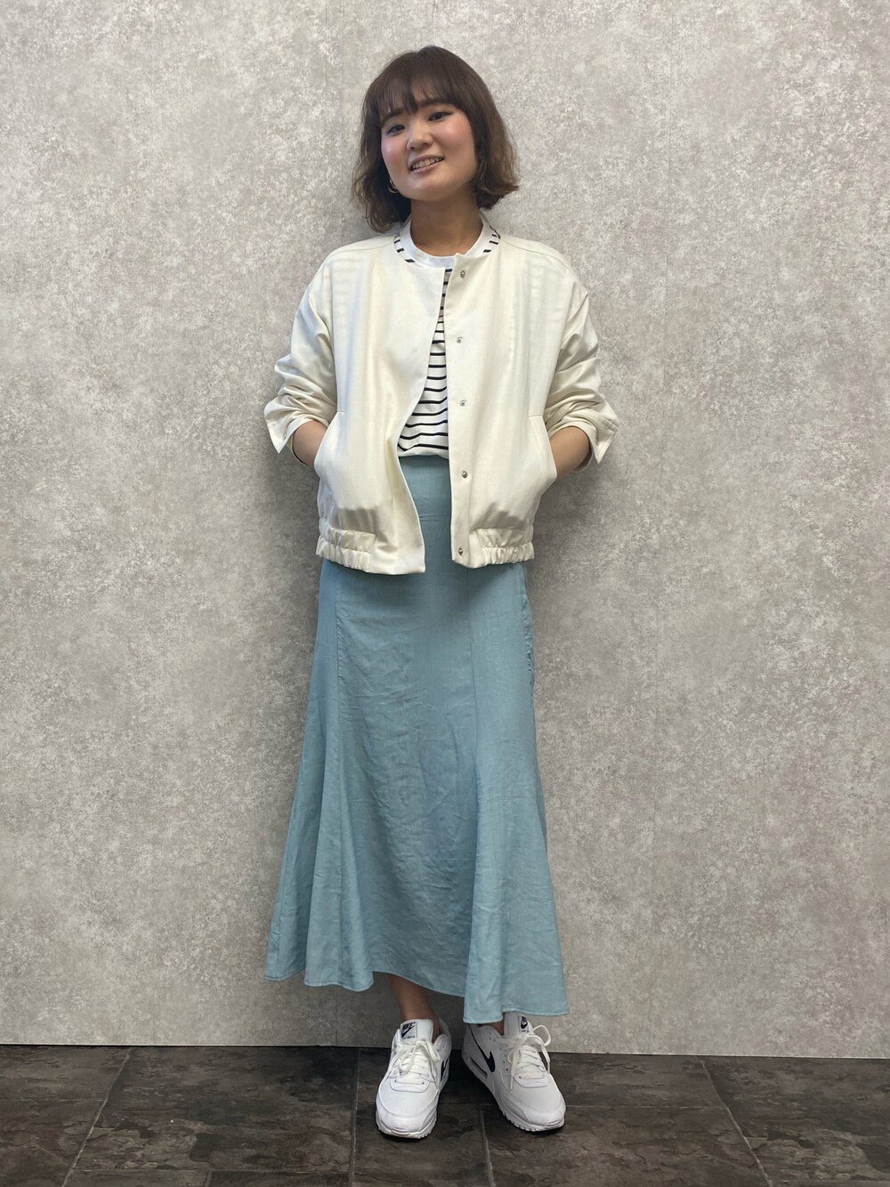 「ブルゾン、ブルー、マーメイドスカート、ロングスカート、春カラー、大人かわいい、オトナ女子、パステル映える春、カジュアルコーデ、白スニーカー、エアマックス、はるコーデ、キレイめ、休日スタイル、NIKE」｜「EUCLAIDの楊柳マーメイドスカート（スカート、ブルー系）」を使った、EIさん（レディース・167cm）の春コーディネートの1枚目の写真