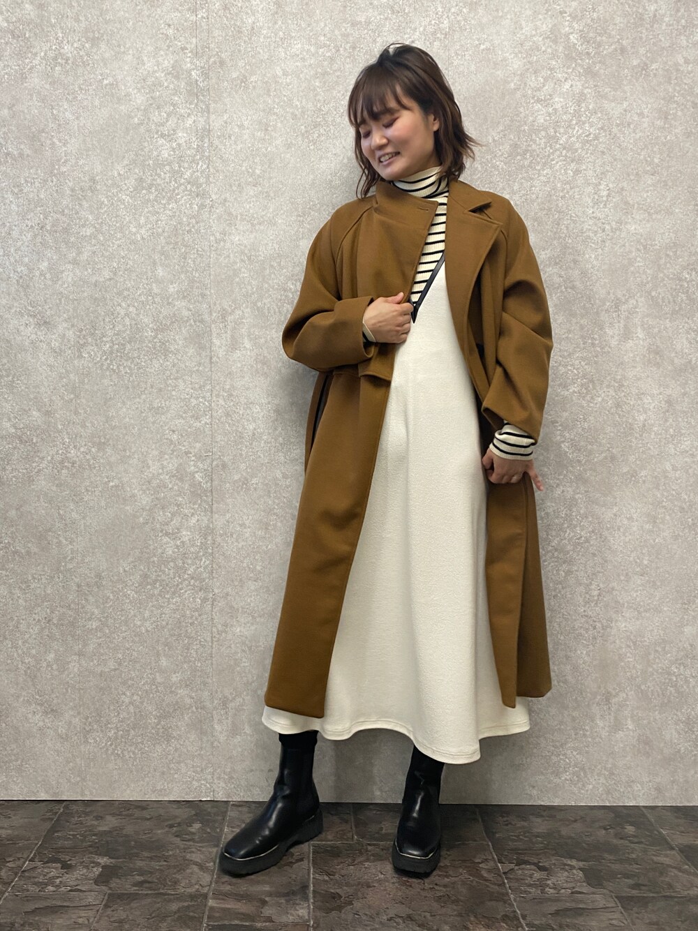「コート、ジャンパースカート、ブラウン、レイヤード、おでかけコーデ、ほめられ本命コーデ、秋冬コーデ、チョコ色に染まれ、EUCLAID」｜「EUCLAIDのブークレーニットジャンパースカート（ワンピース、ホワイト系）」を使った、EIさん（レディース・167cm）の冬コーディネートの1枚目の写真