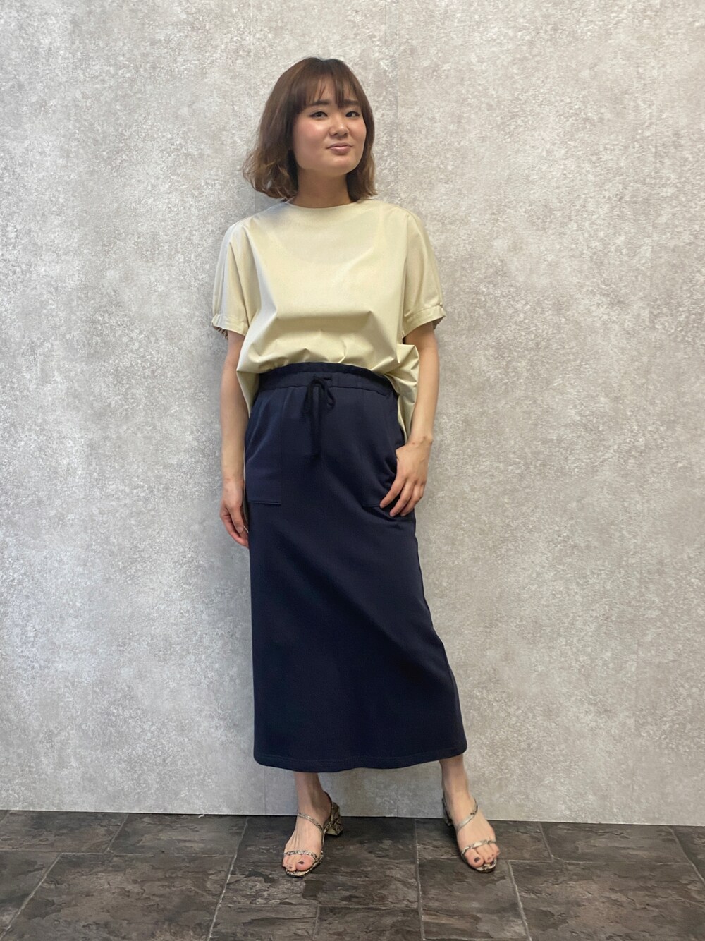 「夏コーデ、シンプルコーデ、カジュアルコーデ、スウェット、タイトスカート、モノトーンコーデ、ビッグシルエット、ootd、秋コーデ、エウクレイド、EUCLAID」｜「EUCLAIDの【her EUCLAID】ミニウラケリラックススカート（スカート、ブルー系）」を使った、EIさん（レディース・167cm）の夏コーディネートの1枚目の写真