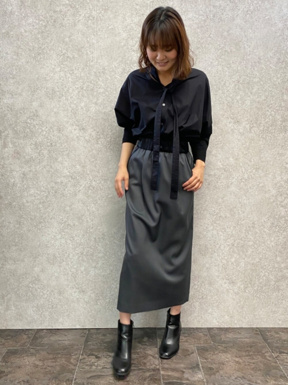 「シャツスタイル、ブラック、モノトーンコーデ、お出かけコーデ、大人コーデ、きれいめカジュアル、オトナ女子、オフィスカジュアル、スカートスタイル、エウクレイド、EUCLAID」｜「EUCLAIDの【Aya×EUCLAID】バイカラーリラックススカート（スカート、グレー系）」を使った、EIさん（レディース・167cm）の冬コーディネートの1枚目の写真