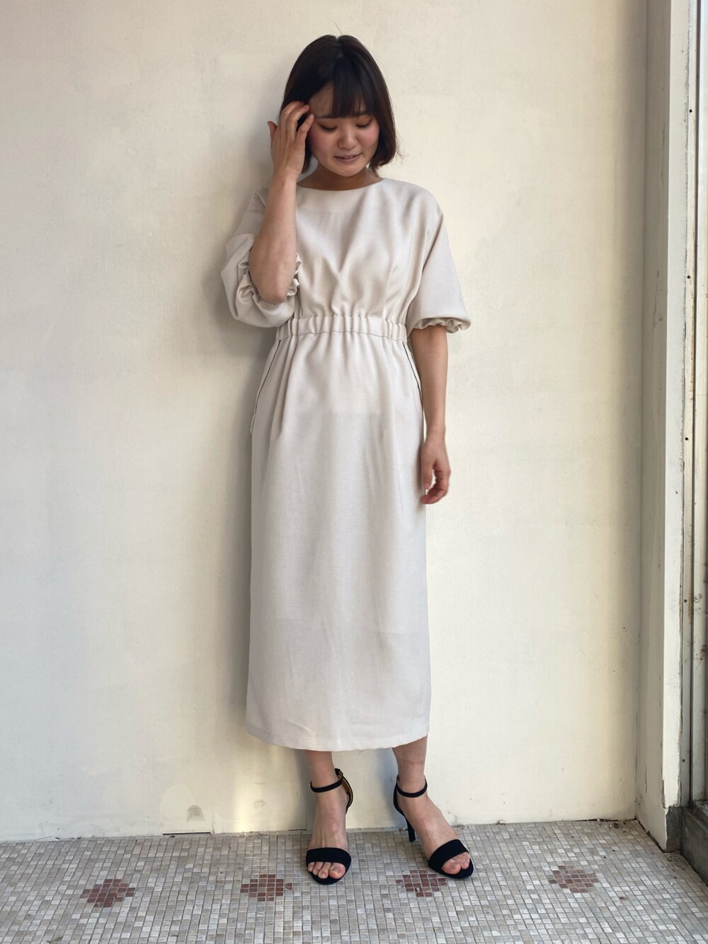 「春コーデ、セレモニー、フォーマル/セレモニー、きれいめカジュアル、大人コーデ、春服、ワンピース、ベージュ、淡色コーデ、エウクレイド、EUCLAID」｜「EUCLAIDのリネンライクウエストギャザーワンピース（ワンピース、ホワイト系）」を使った、EIさん（レディース・167cm）の冬コーディネートの1枚目の写真