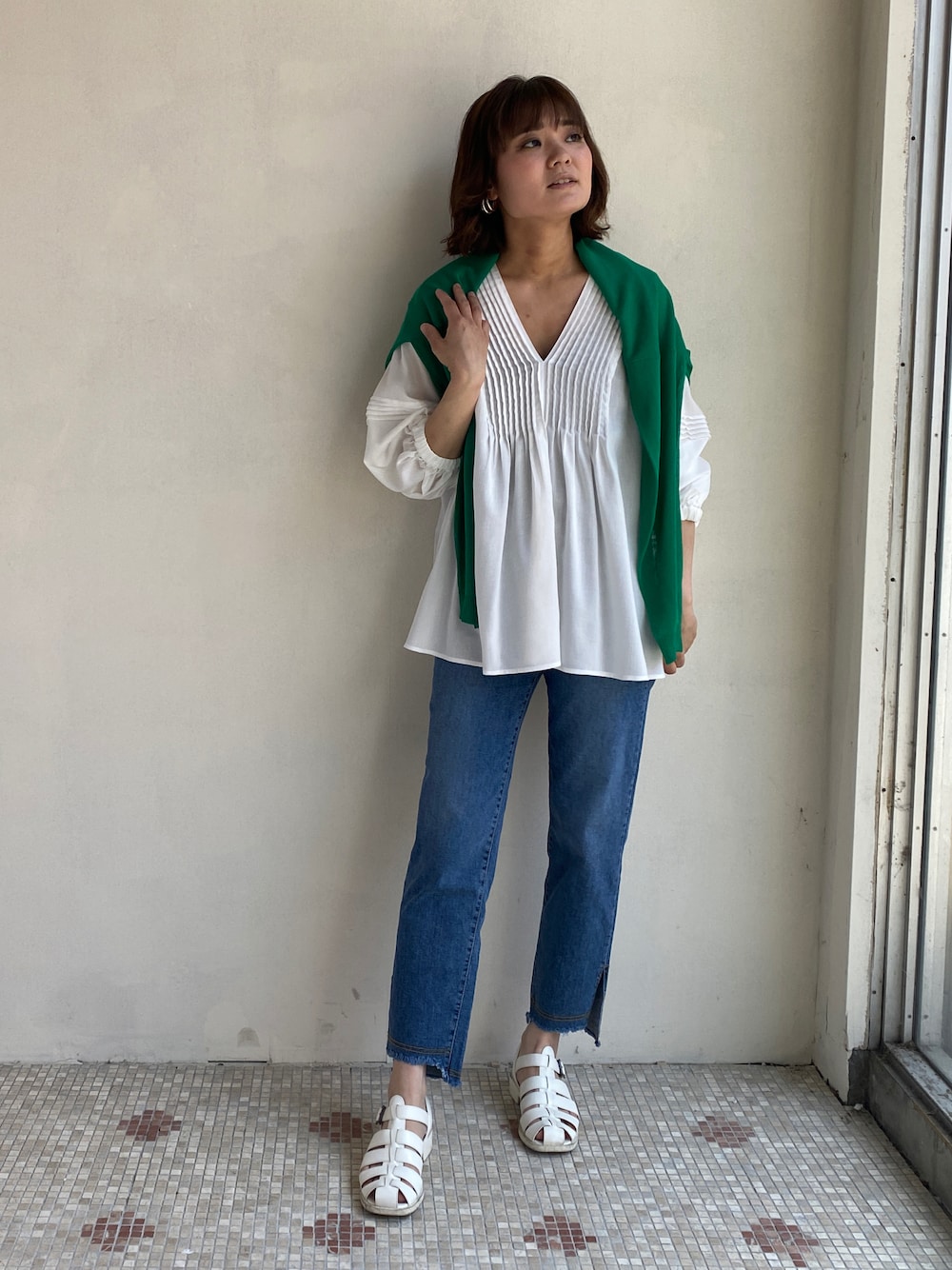 「デニム、デニムパンツ、ブラウス、肩かけカーディガン、グルカサンダル、ホワイトコーデ、リラックススタイル、夏コーデ、休日スタイル、カジュアルコーデ、サンダル、大人コーデ、高身長コーデ、エウクレイド、EUCLAID」｜EIさん（レディース・167cm）の夏コーディネートの1枚目の写真
