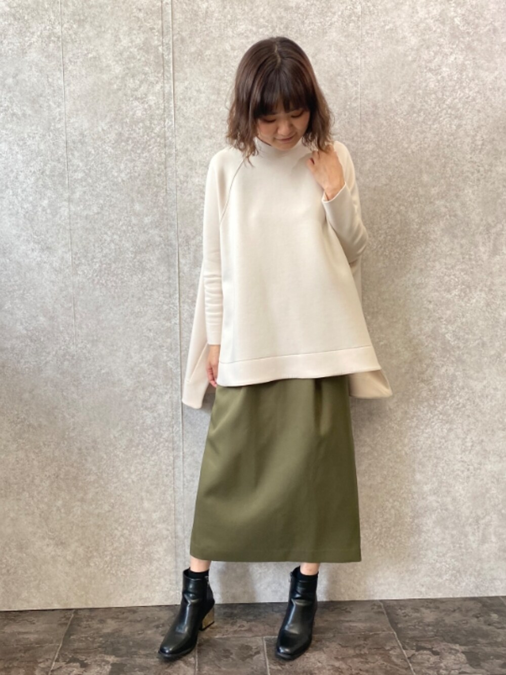 「オーバーサイズ、スウェット、お出かけコーデ、シンプル、大人コーデ、きれいめカジュアル、オトナ女子、ビッグシルエット、エウクレイド、EUCLAID」｜「EUCLAIDの【Aya×EUCLAID】バイカラーリラックススカート（スカート、グリーン系）」を使った、EIさん（レディース・167cm）の冬コーディネートの1枚目の写真