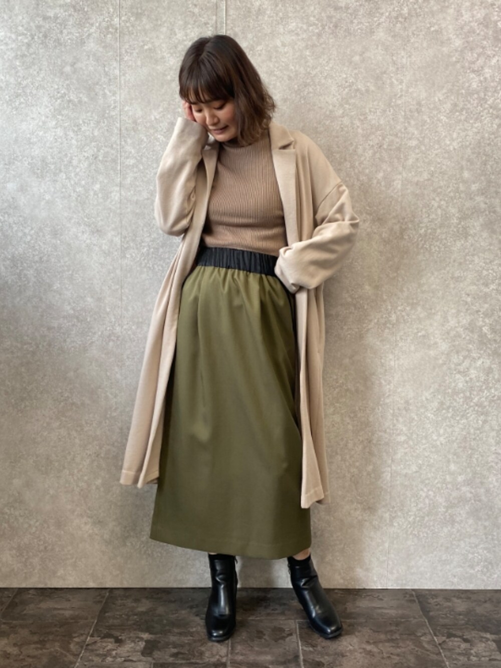 「カジュアルコーデ、休日スタイル、お出かけコーデ、シンプル、スカート、オトナ女子、ニットコーデ、スカートスタイル、ビッグシルエット、エウクレイド、EUCLAID」｜「EUCLAIDの【Aya×EUCLAID】バイカラーリラックススカート（スカート、グリーン系）」を使った、EIさん（レディース・167cm）の冬コーディネートの1枚目の写真