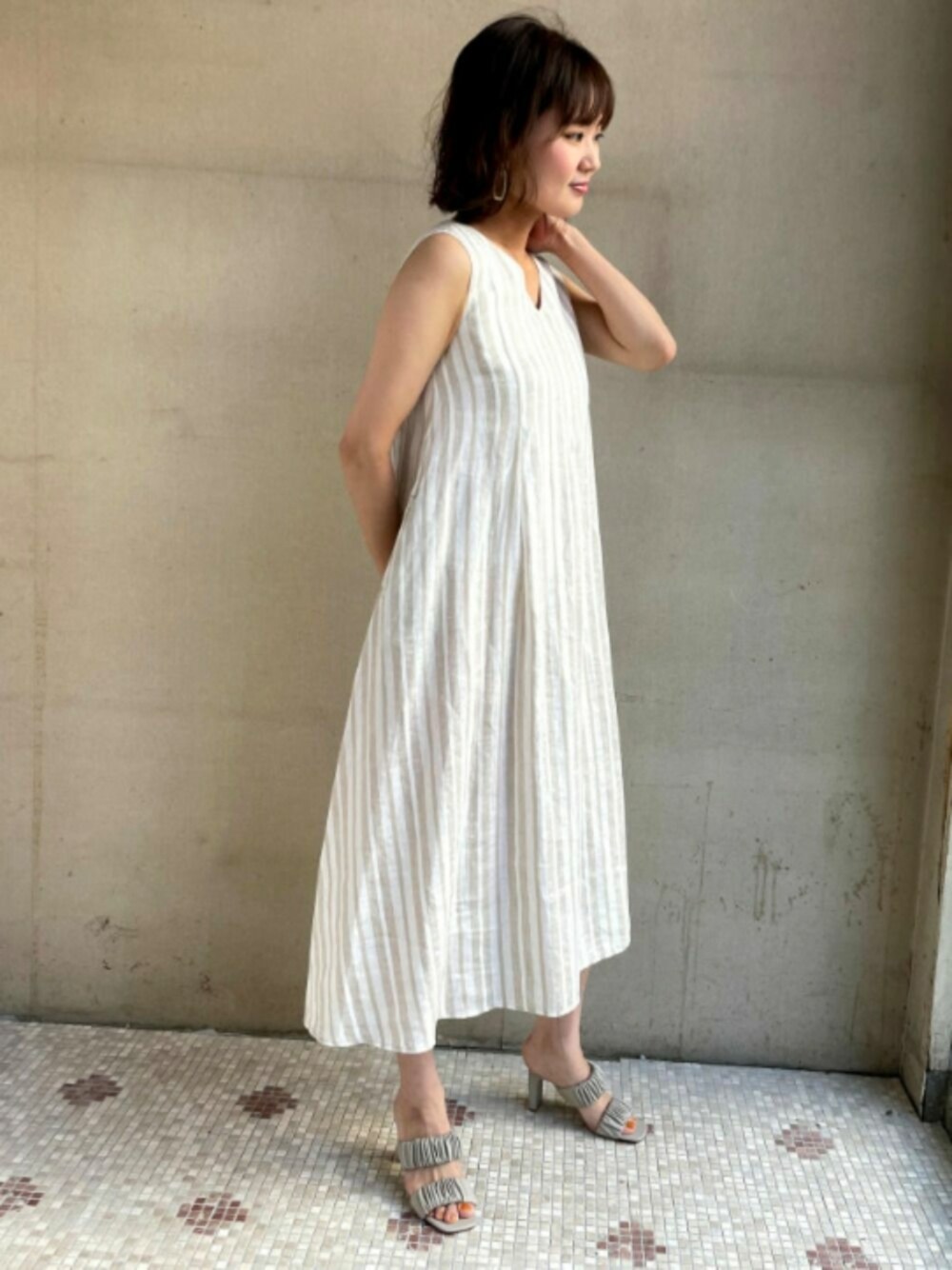 「ホワイトコーデ、シンプルコーデ、夏、オトナ女子、リラックススタイル、ストライプワンピース、ホワイト、ワンピース、エウクレイド、EUCLAID」｜「EUCLAIDの麻素材ネックベルトワンピース【ストライプ】（ワンピース、ホワイト系）」を使った、EIさん（レディース・167cm）の夏コーディネートの1枚目の写真