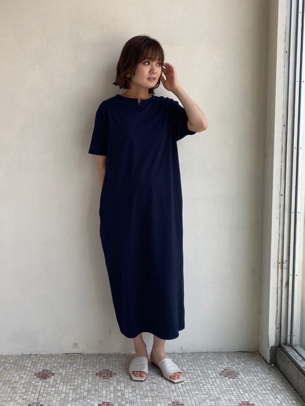 「ワンピース、夏コーデ、シンプルコーデ、ネイビー、サンダルコーデ、ラフ、ラクチンコーデ、カットソー、高身長女子、ゆるコーデ、エウクレイド、EUCLAID」｜「EUCLAIDのキーネックマキシワンピース（ワンピース、ブルー系）」を使った、EIさん（レディース・167cm）の夏コーディネートの1枚目の写真