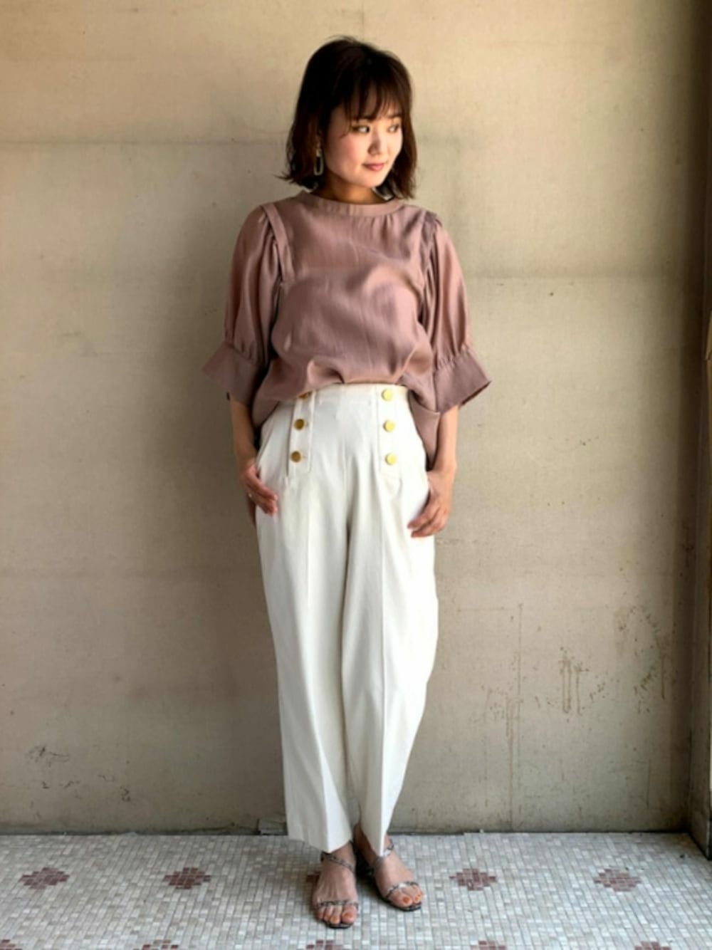 ホワイト系のその他パンツ、ピンク系のシャツ/ブラウスを着用したレディースの夏コーディネートの1枚目の写真