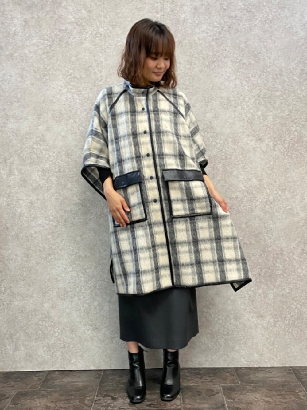 「チェック柄に恋してる、コート、ポンチョ、モノトーン、休日スタイル、大人カジュアル、高身長女子、タイトスカート、冬コーデ、エウクレイド、EUCLAID」｜「EUCLAIDのシャギーチェックポンチョ（その他アウター、ホワイト系）」を使った、EIさん（レディース・167cm）の秋コーディネートの1枚目の写真